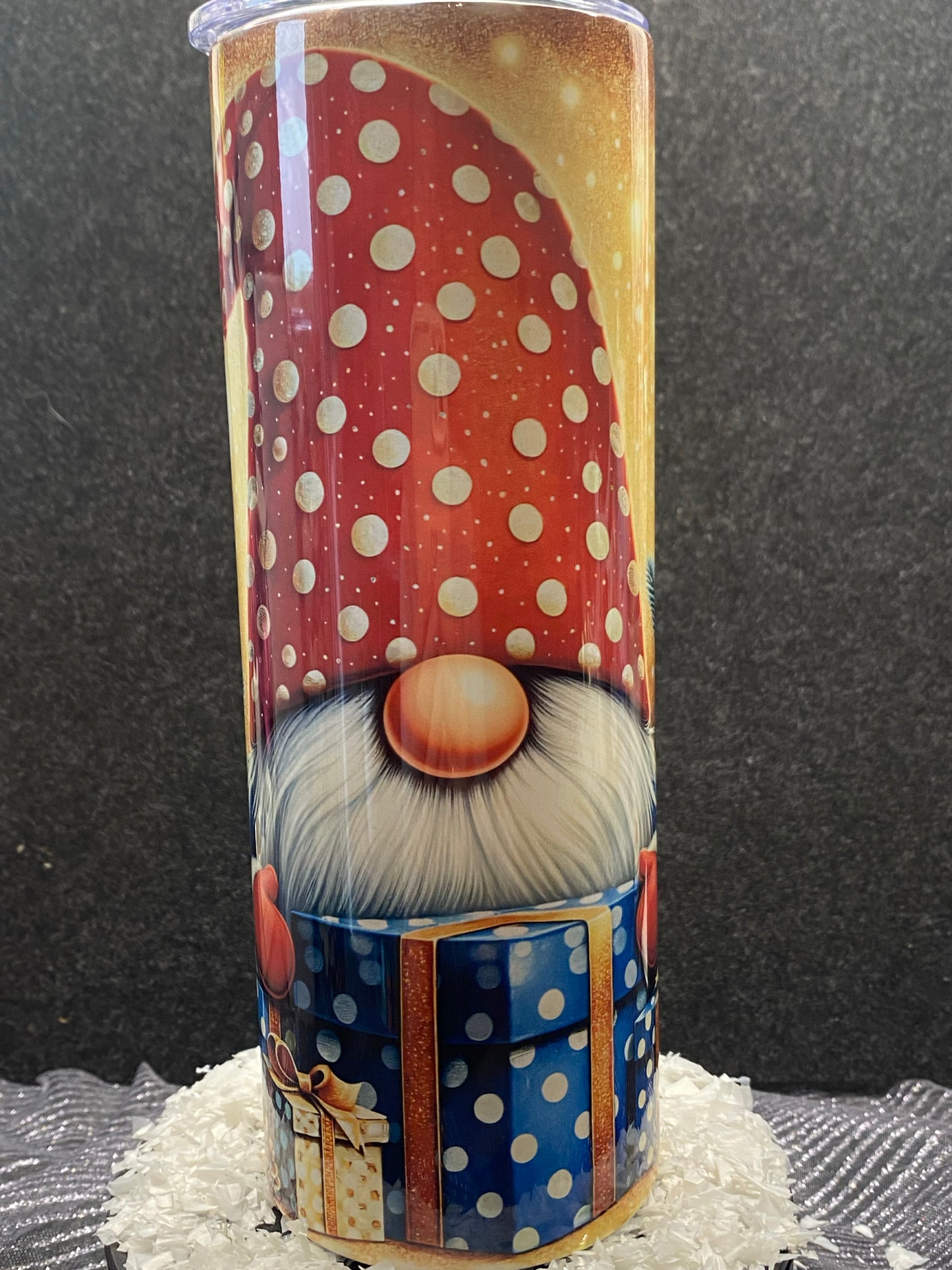 🎅 Thermobecher „Wichtel mit Geschenk“ – Rot-blauer Weihnachtszauber