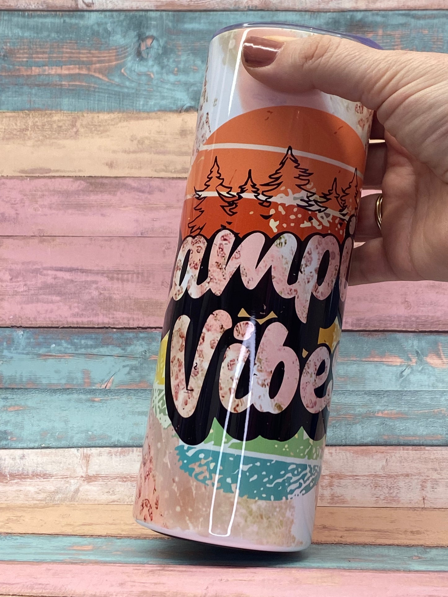 Edelstahltumbler „Camping Vibes“ – 20 oz (ca. 590 ml)