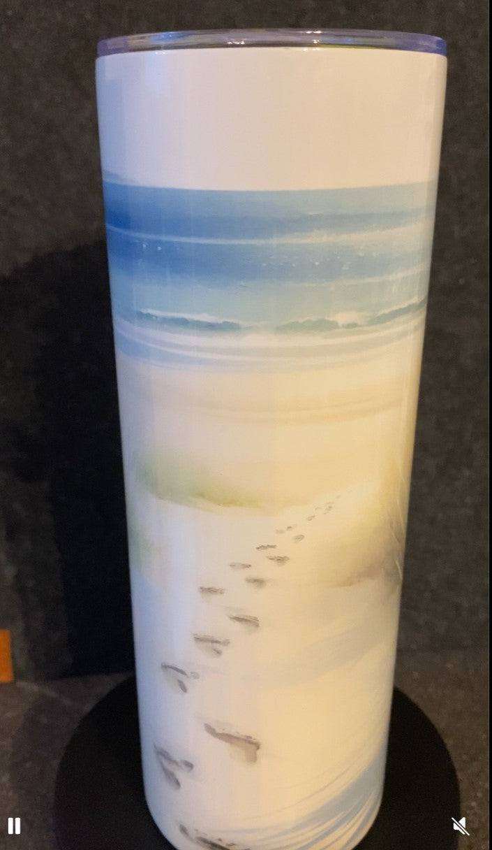 🐚 Thermobecher „Spuren im Sand“ – Ein Hauch von Meer für unterwegs