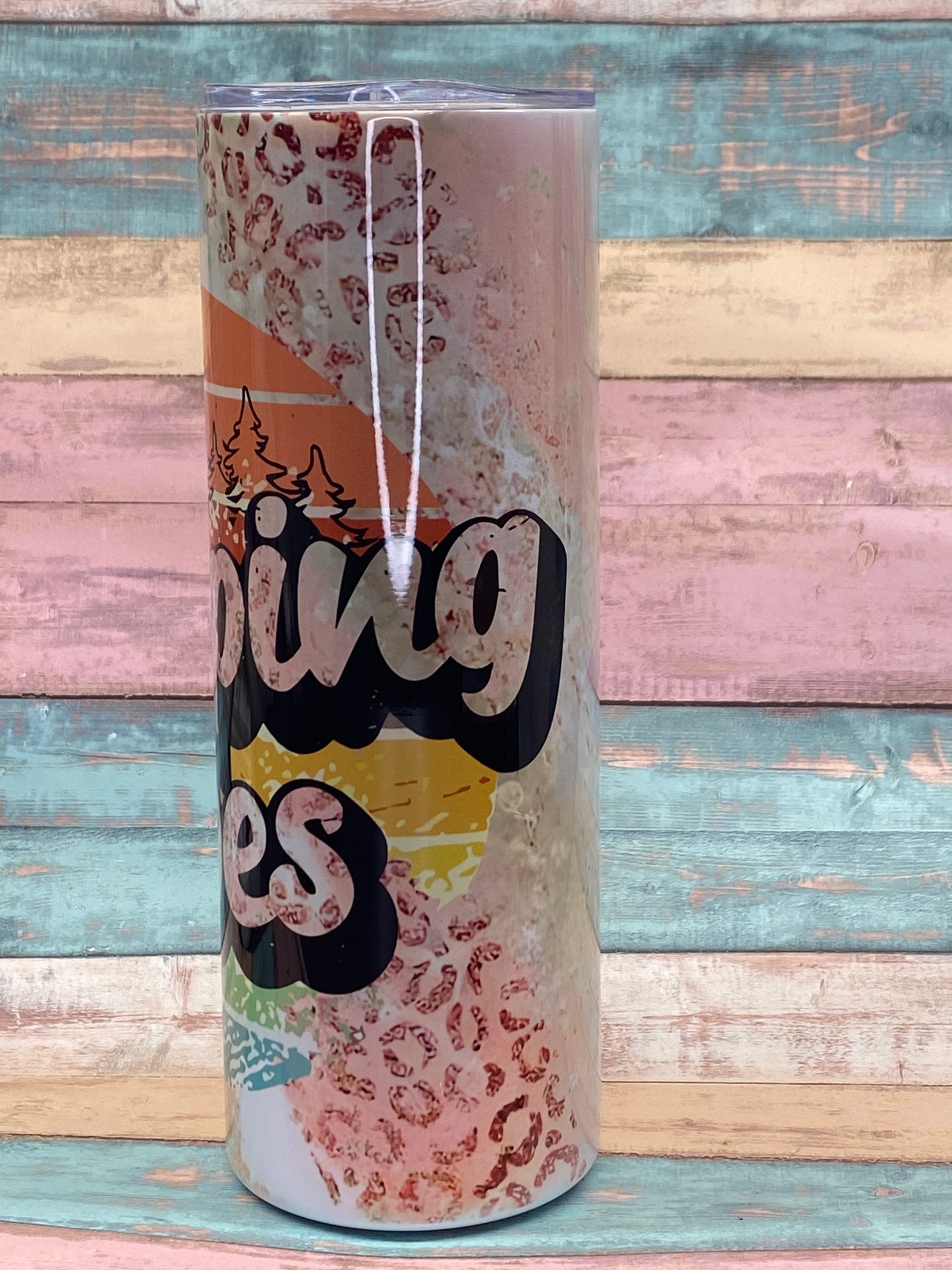 Edelstahltumbler „Camping Vibes“ – 20 oz (ca. 590 ml)