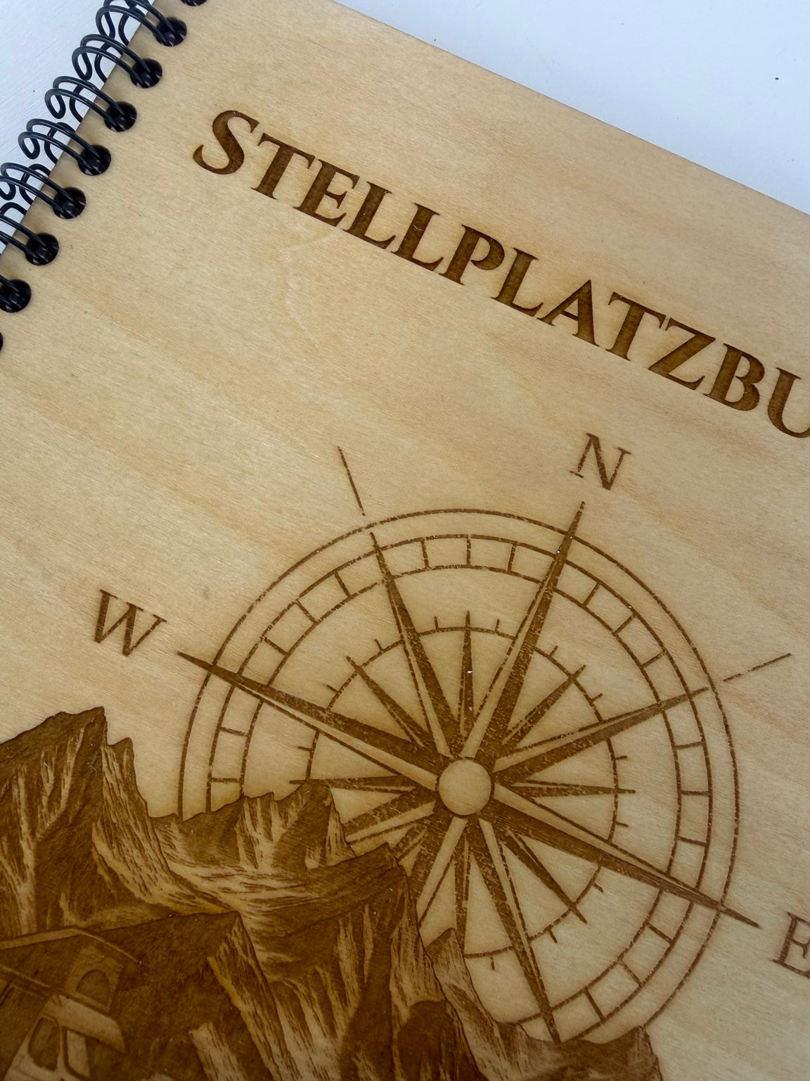 Camping Stellplatzbuch mit Holzcover | Reisetagebuch für Wohnmobil & Camper | 40 Stellplätze | Geschenk für Camper