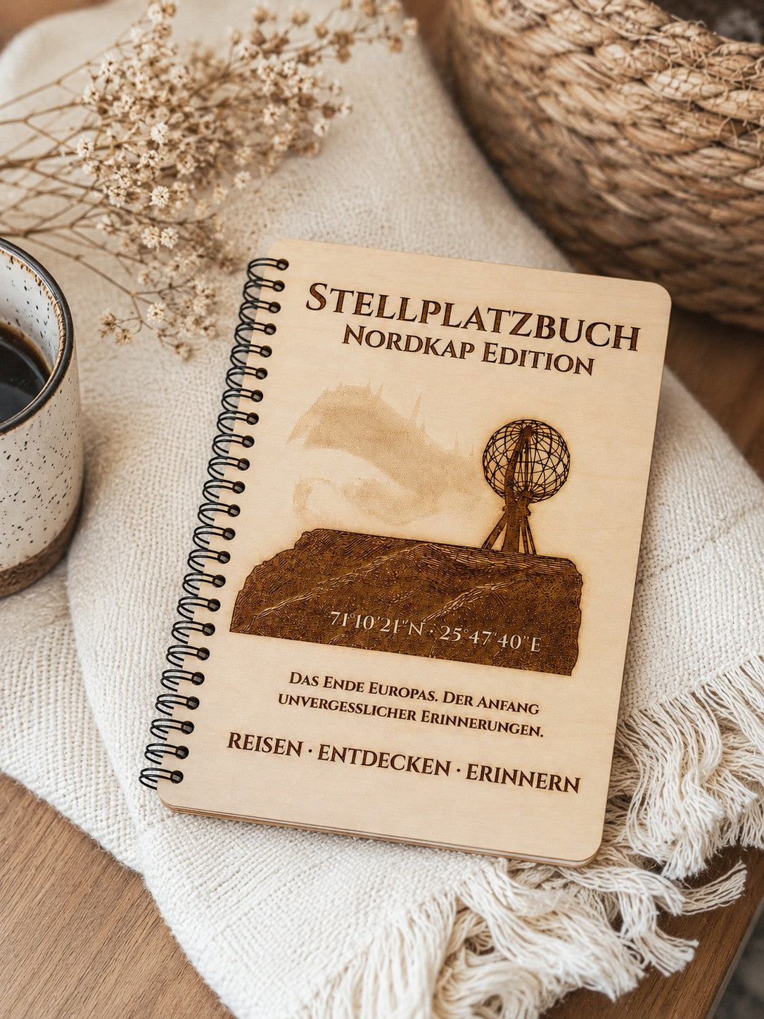 Stellplatzbuch Nordkap Edition aus Holz – Camping Tagebuch für Wohnmobil & Camper | Handgefertigtes Reisetagebuch