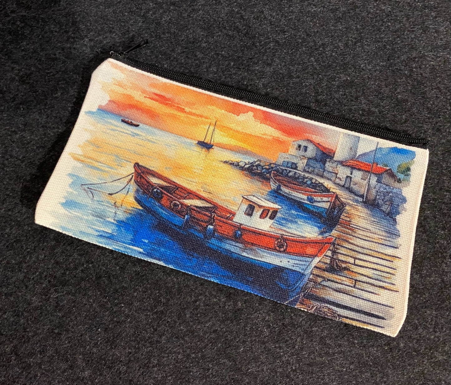 ⚓️ Kosmetiktasche „Hafenromantik“ – Maritimes Design mit Booten im Sonnenuntergang