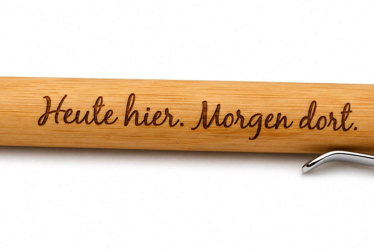 Gravierter Bambus Kugelschreiber mit Spruch – Camping Geschenk für Wohnmobil & Camper – personalisierter Holz Kugelschreiber